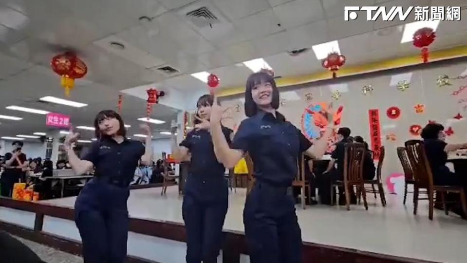 警專正妹大跳手指舞。（圖／FB：台灣讚警）