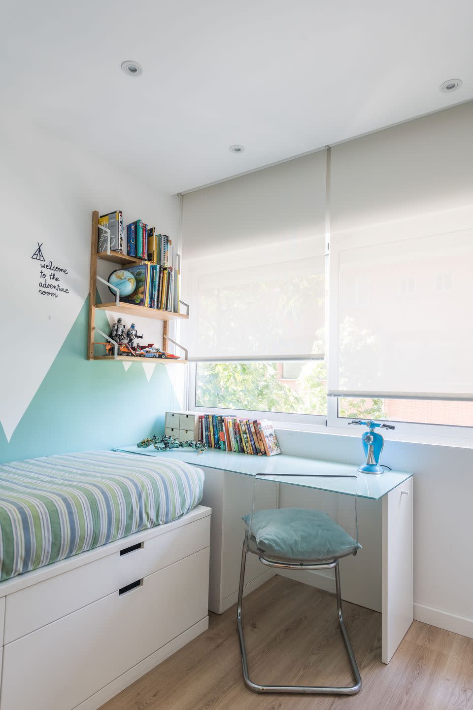 habitación infantil con cama nido y escritorio en tonos azules