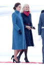 <p>Für ihren Reise-Look wählte die Herzogin einen blauen Mantel (ein weiteres Stück von Catherine Walker) über einem Kleid des beliebten Labels für Schwangerschaftsmode, Seraphine. Prinz William hatte sich vernünftigerweise einen Wollschal umgewickelt.<em> [Bild: Getty]</em> </p>
