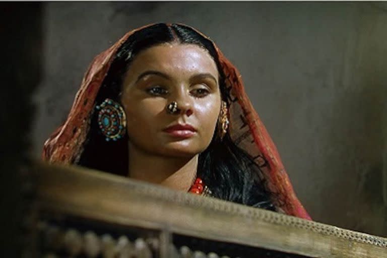 En uno de sus primeros papeles importantes, Jean Simmons interpreta a una joven india al cuidado de las monjas en el palacio al pie del Himalaya.