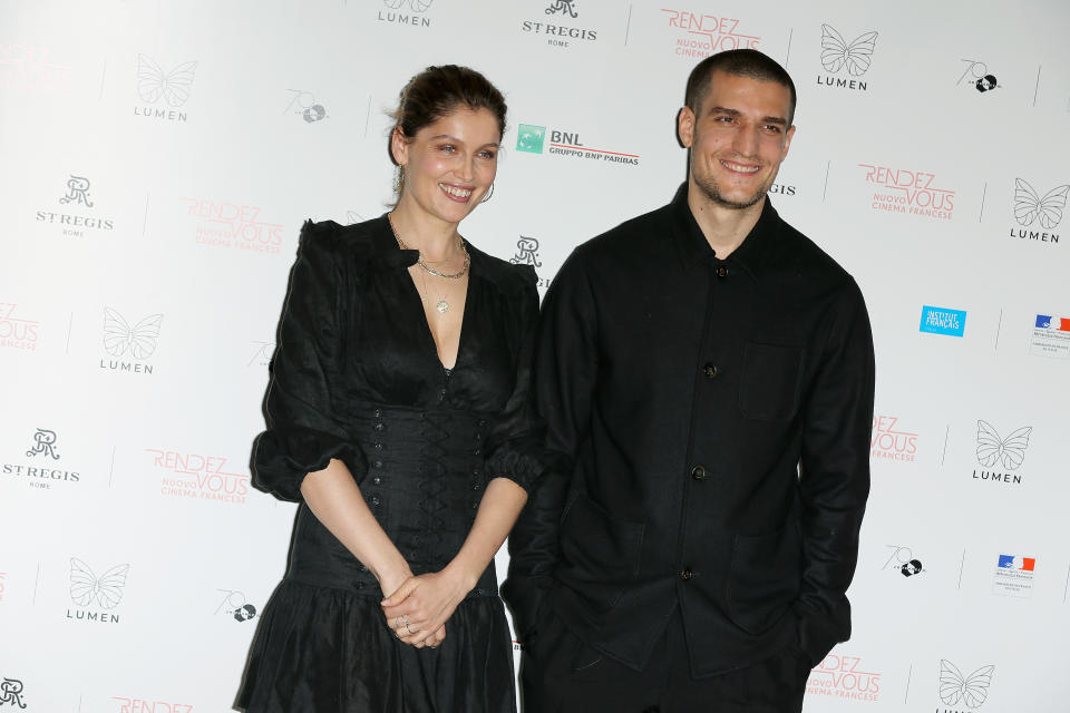 Alors que le mariage ne la tentait pas, Laetitia Casta accepte de dire "oui" en 2017 à son compagnon Louis Garrel, avec lequel elle est en couple depuis 2015. Interrogée par le magazine Elle en janvier 2020, la comédienne révèle ce qui la fait craquer chez l’acteur et réalisateur : "<em>Sa maladresse, sa vivacité, sa fougue, son intelligence. J'aurais dû parler aussi de son humour. Il est très drôle. Le moins qu'on puisse dire, c'est qu'avec lui, je ne m'ennuie pas !</em>" (<em>Photo by Ernesto Ruscio/Getty Images</em>)