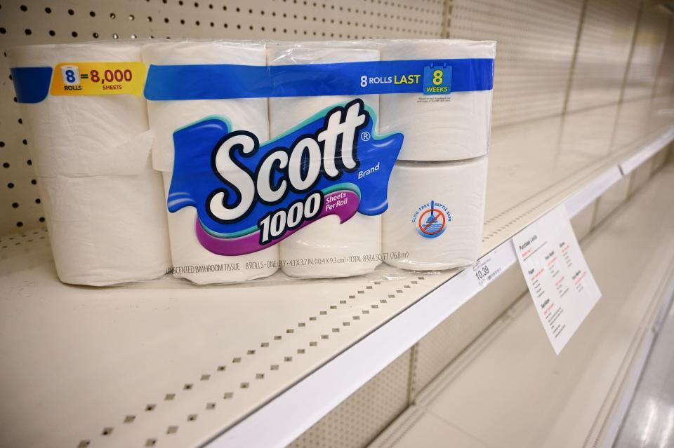 A package of toilet paper sits on an otherwise empty shelf in the paper products aisle of a store in Burbank, California, on November 19, 2020. (Photo by Robyn Beck / AFP) 