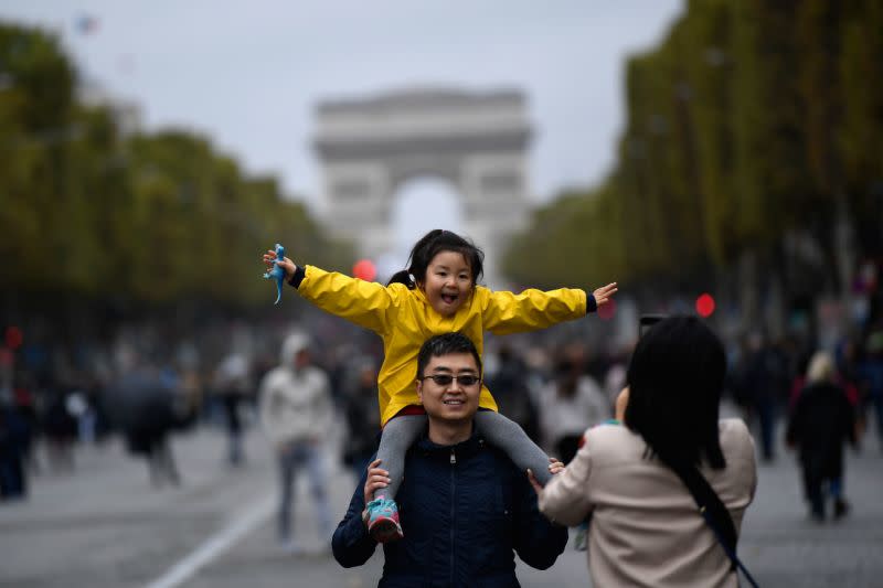 Una familia posa en los Campos Elíseos durante un día sin automóviles, en París, el año pasado. (CHRISTOPHE SIMON/AFP/Getty Images)