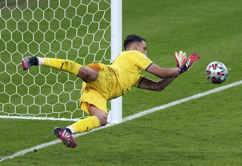 El arquero italiano Gianluigi Donnarumma ataja el remate del inglés Bukayo Saka en la final de la Euro 2020, el domingo 11 de julio de 2021, en Londres. (Mike Egerton/PA vía AP)