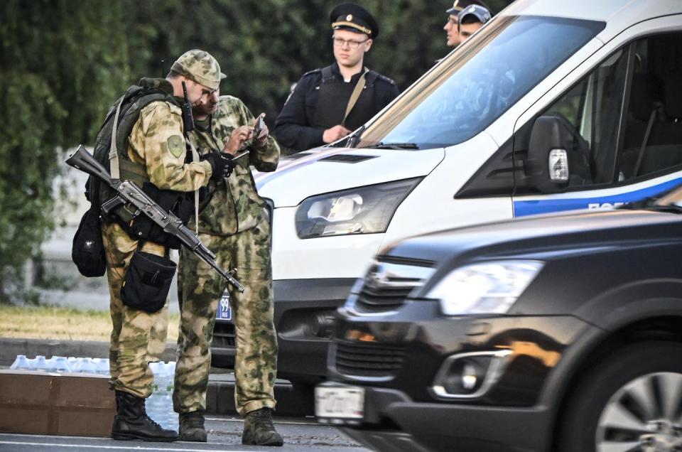 Des contrôles à Moscou, quand la capitale se croyait sous la menace de Wagner.. Alexander Nemenov/AFP