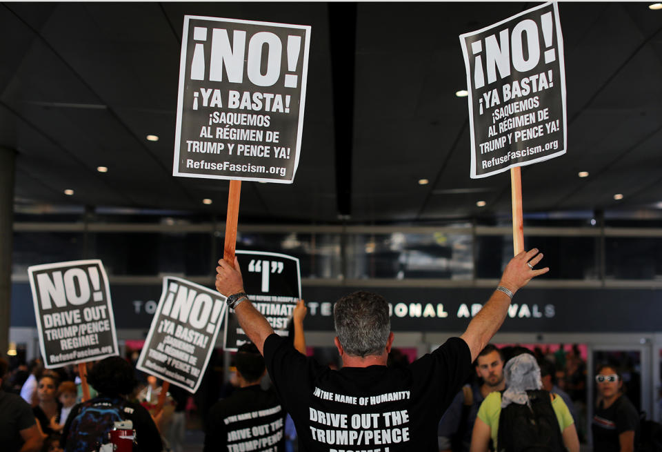 <p>Protesters rally at Los Angeles International Airport to demonstrate against the reinstatement by the U.S. Supreme Court of portions of President Donald Trump’s executive order targeting travellers from six predominantly Muslim countries, in Los Angeles, California, U.S., June 29, 2017. (Mike Blake/Reuters) </p>