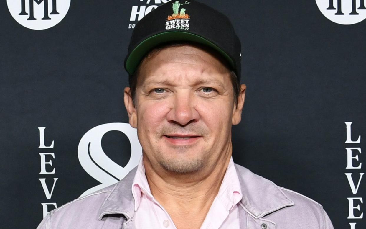 Nach schwerem Schneepflug-Unfall: Jeremy Renner musste im vergangenen Jahr wieder laufen lernen. Dabei hat der Schauspieler viel an seine Familie gedacht. (Bild: Jon Kopaloff / Getty Images)