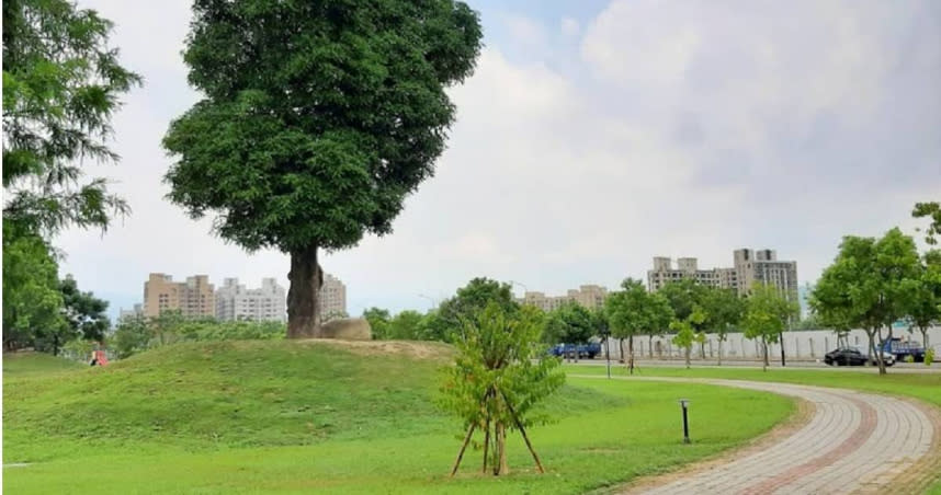 台中市北屯區南興公園於前天疑似發生一起開槍自戕案，男子被發現時滿身鮮血的倒臥公園人行道。（圖／Google　Maps）