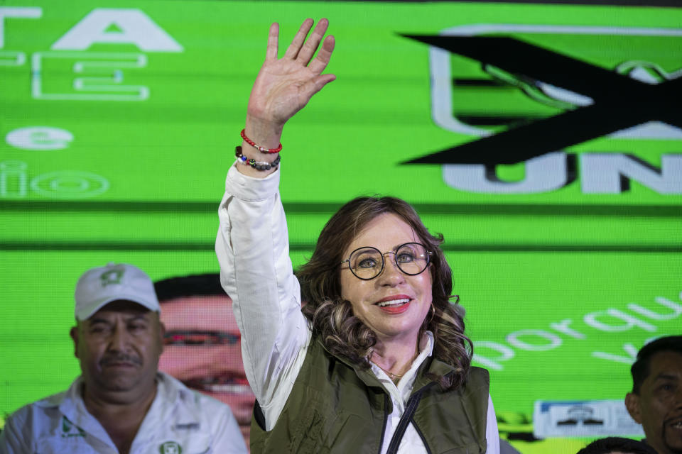 Sandra Torres, center, presidential candidate of the National Unity of Hope party, UNE, waves supporters during a campaign rally in Santa Catarina Pinula, Guatemala, Saturday, June 17, 2023. Guatemalans go to the polls on June 25. (AP Photo/Moises Castillo)