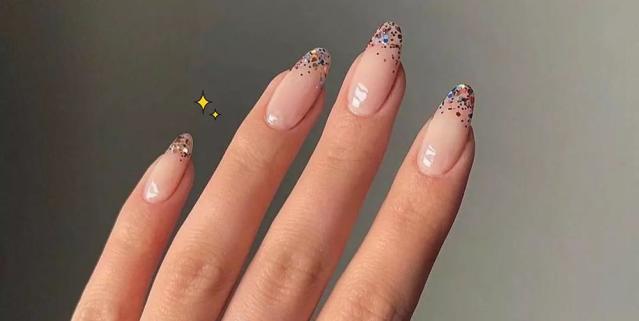 La nueva manicura francesa: uñas con purpurina para primavera y verano