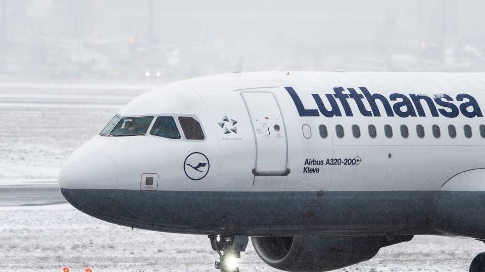 Ein Airbus A320 der Fluggesellschaft Lufthansa rollt auf dem Frankfurter Flughafen zum Enteisen. (Archivbild)