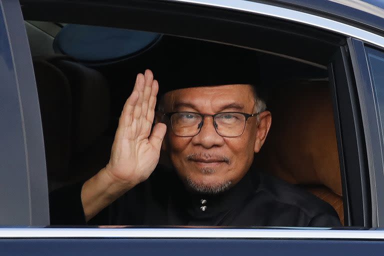 El recién nombrado primer ministro de Malasia, Anwar Ibrahim, saluda a los medios de comunicación a su llegada a la Plaza Nacional en Kuala Lumpur, Malasia, el jueves 24 de noviembre de 2022.