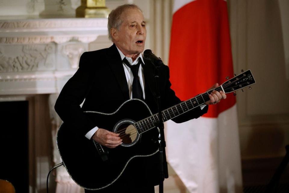 Paul Simon performs at a White House state dinner for Japan