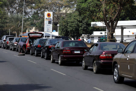 Vehicles queue at an Oando Petrol station in Abuja after Nigerian oil union declared nationwide strike, Nigeria December 18, 2017 REUTERS/Afolabi Sotunde