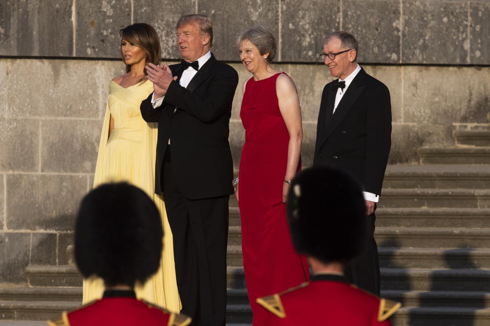 UK24. OXFORDSHIRE (REINO UNIDO), 12/07/2018.- (i-d) La primera dama estadounidense, Melania Trump; el presidente de EE.UU., Donald Trump; la primera ministra británica, Theresa May, y su esposo, Philip, permanecen juntos en los escalones de la Gran Corte mientras las bandas de guardia escocesas, irlandesas y galesas dan la bienvenida ceremonial a Trump hoy, jueves 12 de julio de 2018, en Oxfordshire (Reino Unido). Trump y su esposa, Melania, fueron recibidos hoy en el palacio de Blenheim, en el condado de Oxfordshire (Inglaterra), con una solemne ceremonia militar antes de su cena con empresarios británicos. Trump llegó hoy a Londres procedente de Bruselas para iniciar su primera visita oficial al Reino Unido. EFE/Will Oliver/POOL INTERNACIONAL