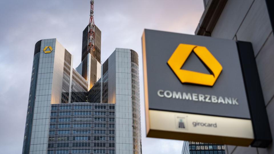 Das Logo der Commerzbank ist an einer Filiale in Sichtweite der Zentrale angebracht.
