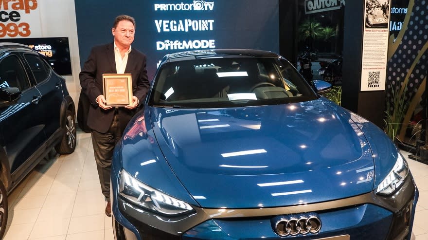 Conrado, gerente general Audi, recibió el premio por Mejor Auto Importado.