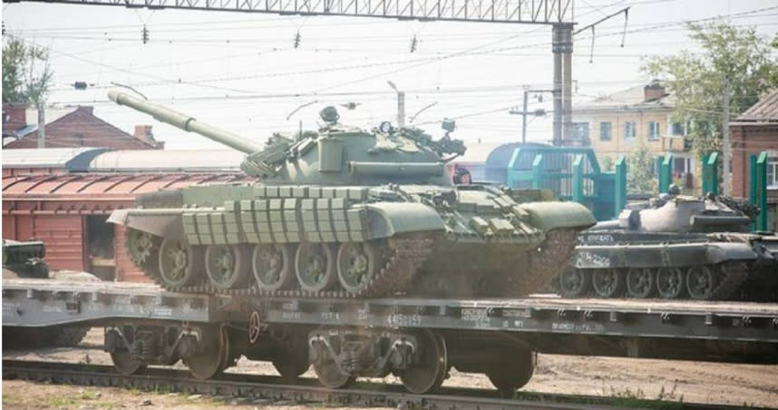 俄軍被目擊出動60年前的主戰坦克以彌補前線損失。（圖／翻攝自推特）