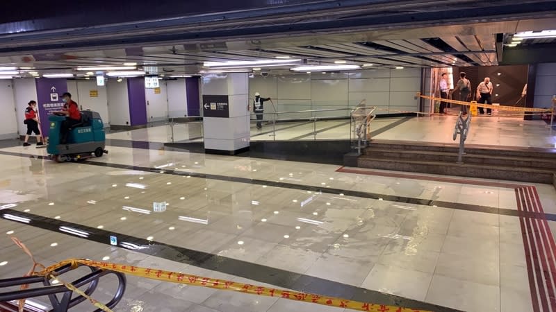 鋒面影響下雷雨  台北車站機捷連通道淹水 中央氣象署18日發布大雨特報，受鋒面影響，易有短 延時強降雨，新竹以北及宜蘭地區有局部大雨發生的 機會，台北市清晨下起大雷雨，上午9時許趨緩，不 過，台北車站地下1樓至機場捷運的連通出入口出現 淹水情形。 （陳姓民眾提供） 中央社記者劉建邦傳真  113年4月18日 