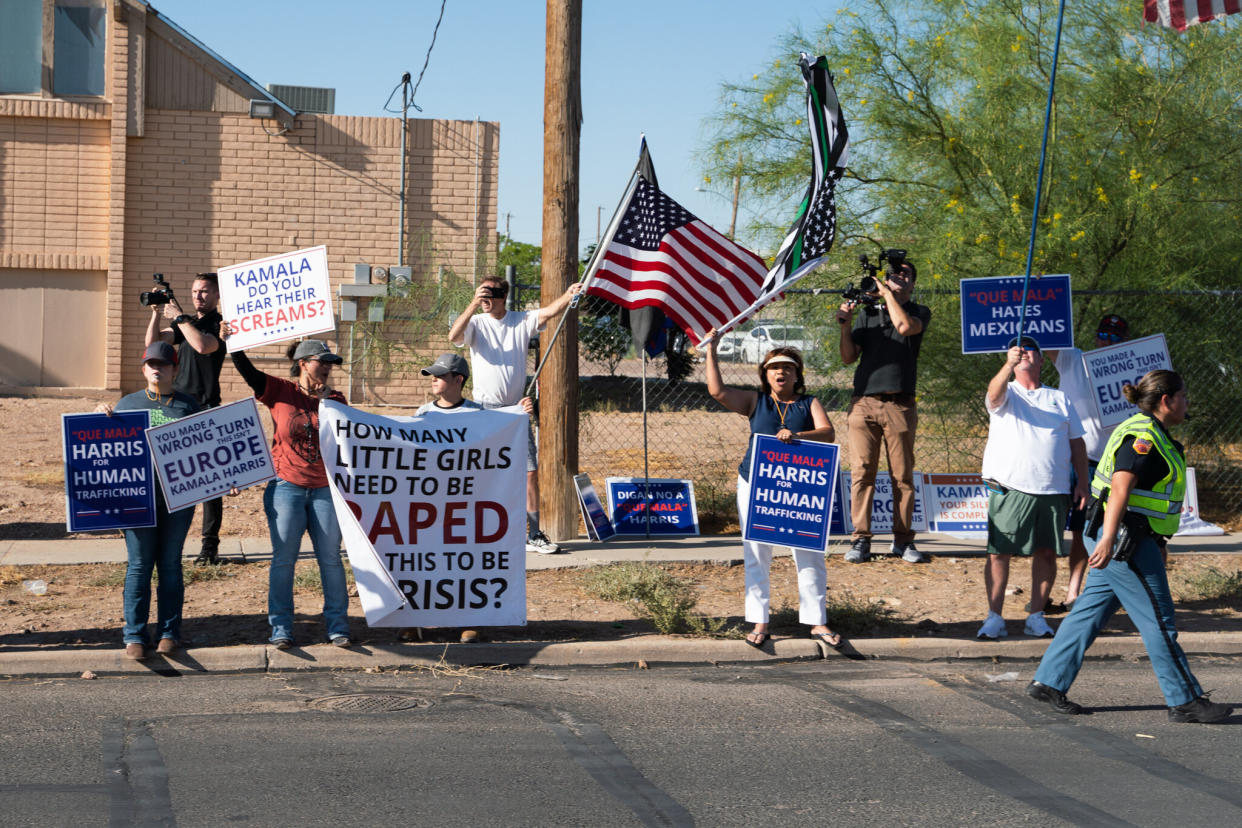 Algunos manifestantes se congregaron durante la visita de la vicepresidenta Kamala Harris a la frontera sur en Texas, en junio de 2021. (Sarahbeth Maney/The New York Times)