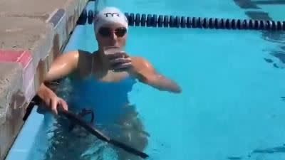 美國奧運泳將樂黛基（Katie Ledecky）頭頂牛奶游過泳池。（圖／翻攝自雷德基推特）