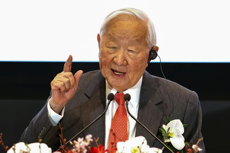 Tycoon Morris Chang received one of Taiwan's highest medals of honour to recognise his achievements as the founder of semiconductor giant TSMC (STR)