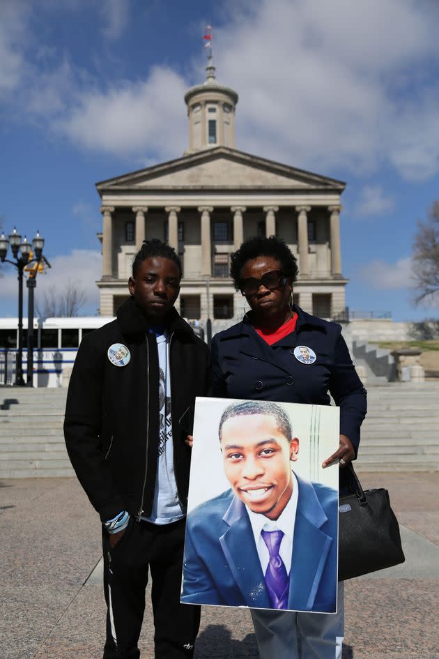 Aldane (left) and Shaundelle Brooks hold a photo of Akilah Dasilva.