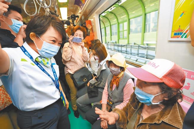 台中市長盧秀燕（左）親切詢問乘客搭乘感受，初體驗的民眾表示，「開心又興奮！」未來將進行滾動式檢討。（張妍溱攝）