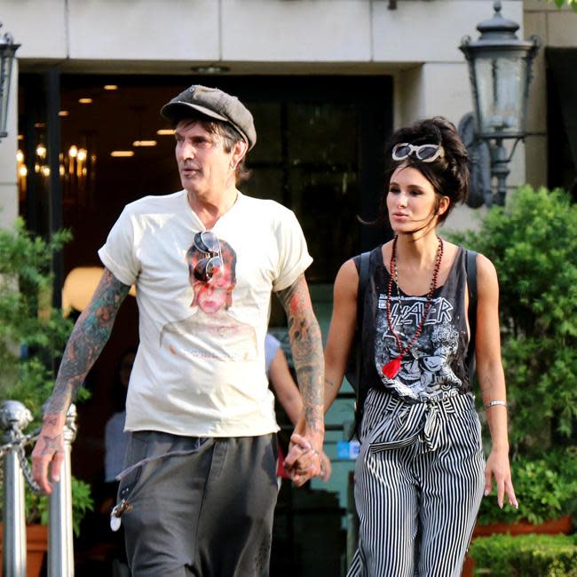 Lee junto a su prometida, Brittany Furlan.