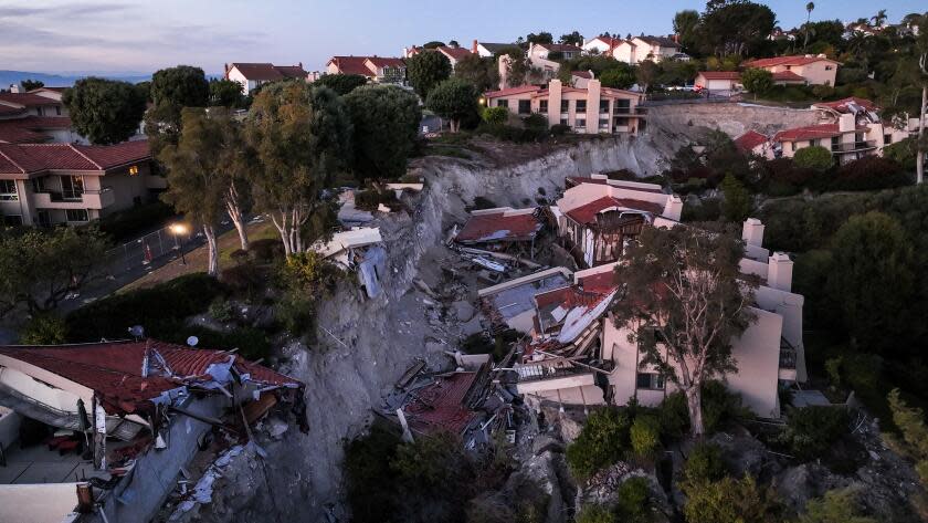 Rolling Hills Estates, CA, Tuesday, November 28, 2023 - Homes on Peartree Lane continue to slide downhill months after the hillside below gave way. (Robert Gauthier/Los Angeles Times)
