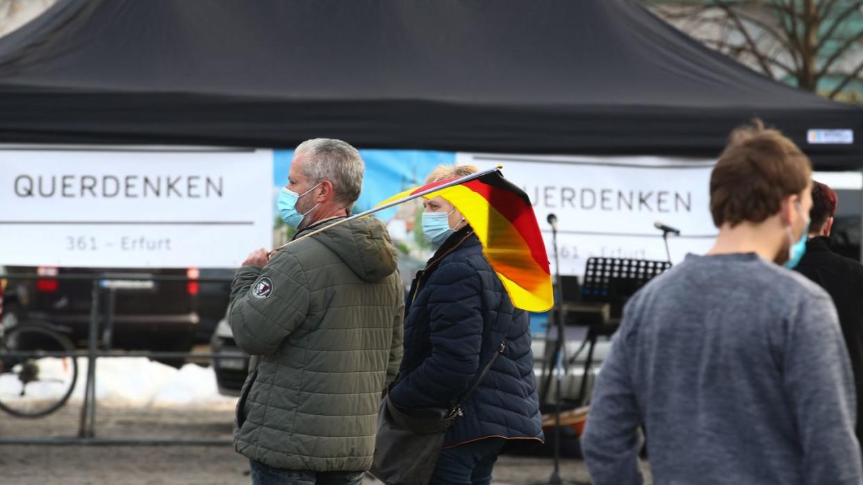 Teilnehmer einer Demonstration gegen die Corona-Maßnahmen in Erfurt auf dem Domplatz.