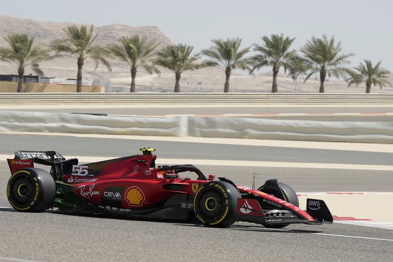 Carlos Sainz maneja su Ferrari en el circuito de Sakhir, en Bahrein