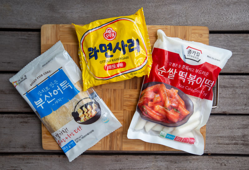 Instant noodles, tteokbokki, fish cake