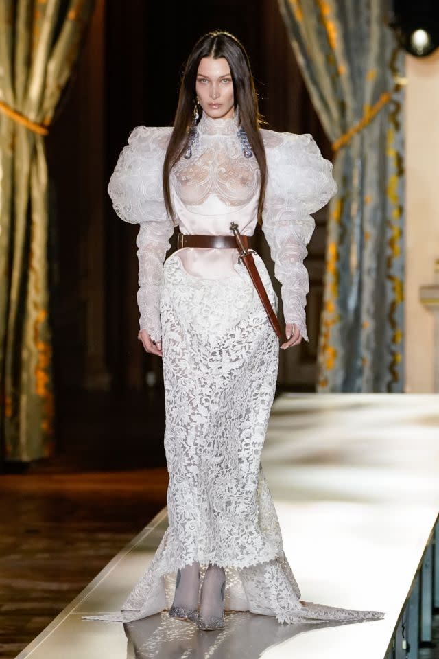 Bella Hadid asombra con vestido novia completamente transparente