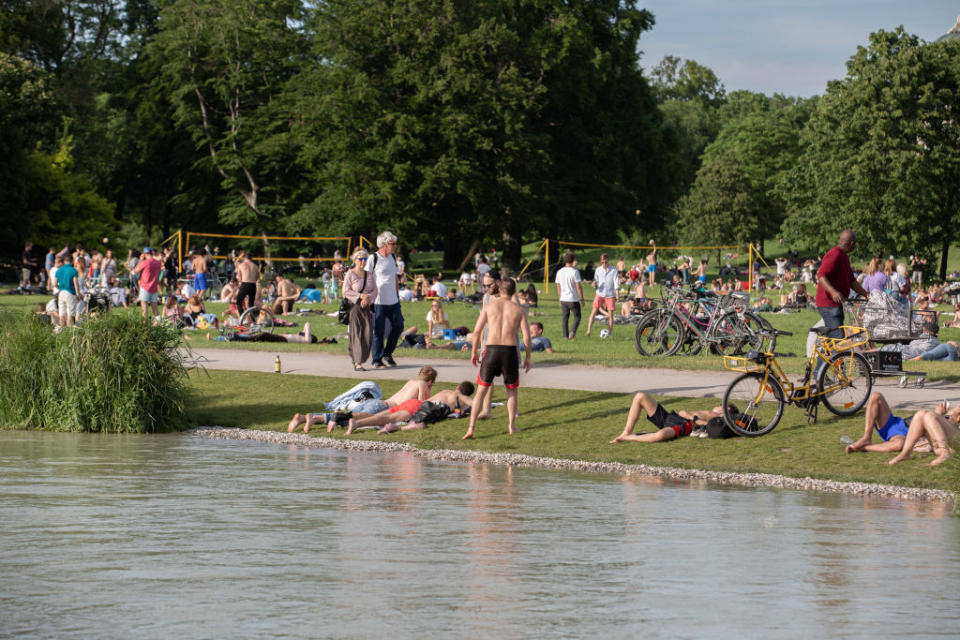 People relaxing in the grass doing sports such as beach volley or biking at the EIsbach. With temperatures of about 27 degrees celsius the spring finally arrived in Munich. On the weekend many people went to Englischer Garten and some even jumped into the Eisbach. (Photo by Alexander Pohl/NurPhoto)