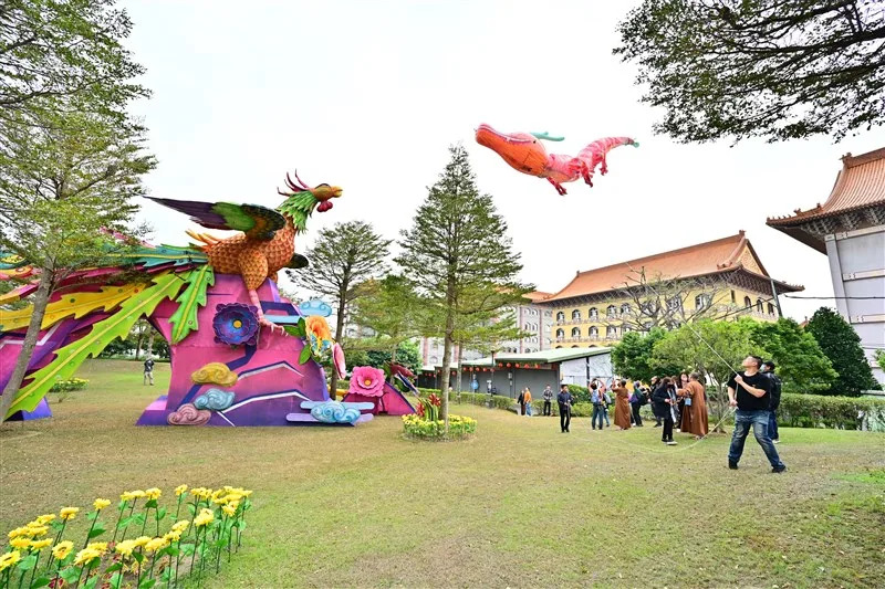 「鳳凰展翅呈吉祥」相對應，呈現龍飛鳳舞、飛龍獻瑞的吉祥意境。【圖/記者蔡宗武拍攝】