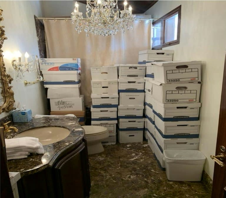 Una foto adjunta a uno de los escritos de acusación contra Donald Trump muestra pilas de cajas -supuestamente con material clasificado- en un baño de su residencia de Mar-a-Lago, en Florida (Handout)