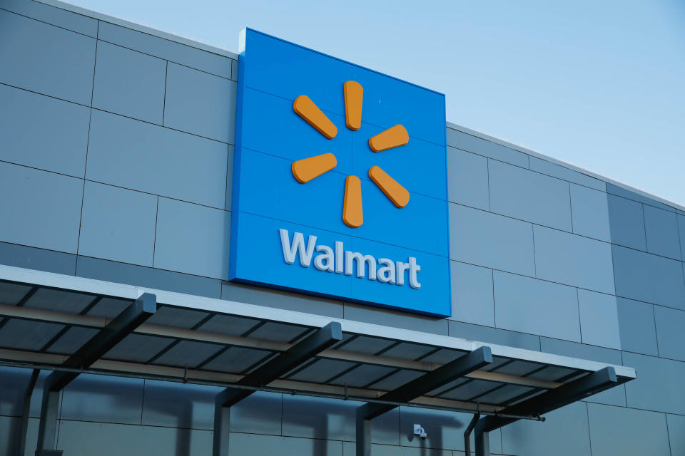 Walmart在1月公布會將股份1拆3，以便讓更多基層員工可參與公司的股權認購計劃，以作為挽留員工手段。