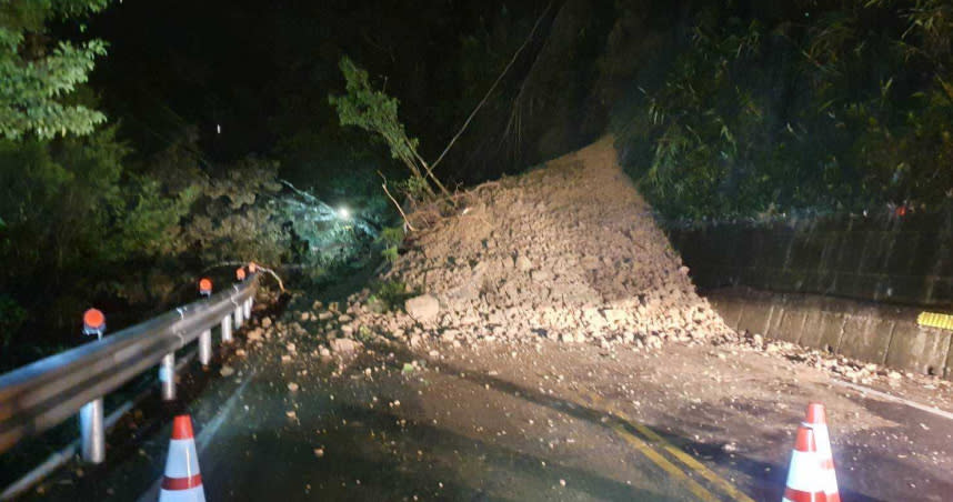 今日清晨，北宜公路42.6公里處發生土石坍方事件，造成交通受阻，還有名重機騎士因此受傷。（圖／翻攝畫面）