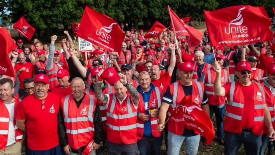 Los estibadores protestan cerca de la puerta principal del puerto de Felixstowe en el inicio de una huelga de ocho días.