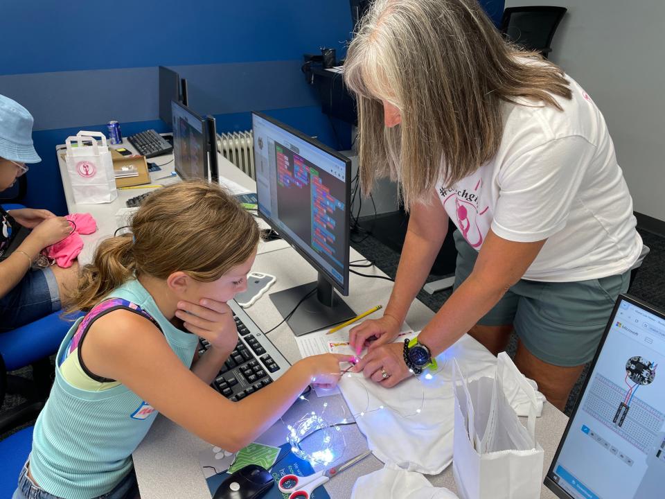 In June, girls from grades four through eight who attended "Click, click, snap!" During the workshop we learned how to connect and program a program for an illuminated T-shirt with LED diodes.