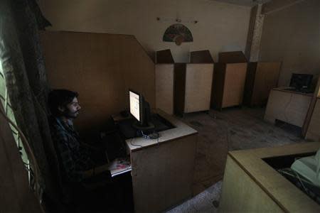 A man uses the computer at an internet cafe in Rawalpindi September 18, 2013. REUTERS/Faisal Mahmood