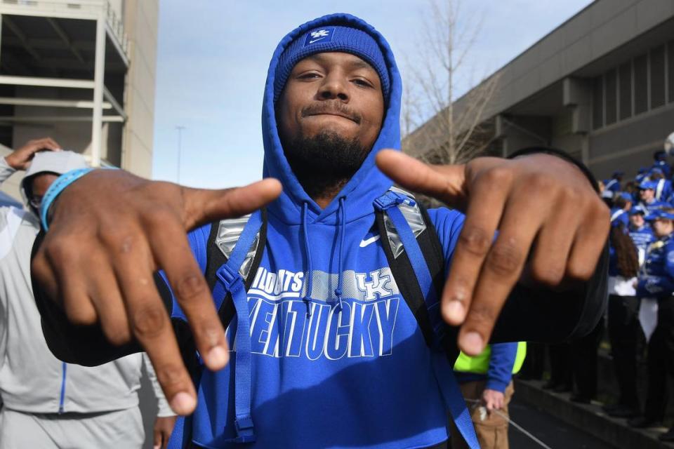 UK linebacker and Louisville native J.J. Weaver threw some L’s down during the Cat Walk prior to Kentucky’s 26-13 win over the Cardinals last season. U of L will be looking to end a four-game losing streak to the Wildcats on Saturday.