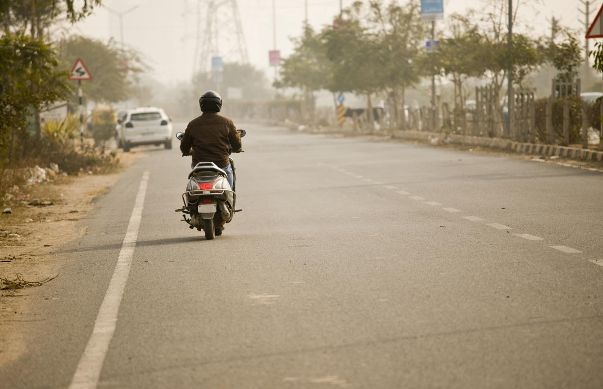 Unterwegs auf einem Motorroller sollte man sich eigentlich auf den Straßenverkehr konzentrieren – nicht auf ein Zoom-Meeting. (Symbolbild: Getty Images)