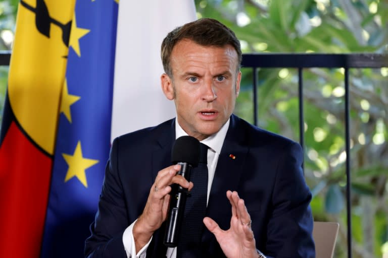 Le président Emmanuel Macron lors d'une réunion avec des représentants locaux à Nouméa en Nouvelle-Calédonie, le 23 mai 2024 (Ludovic MARIN)