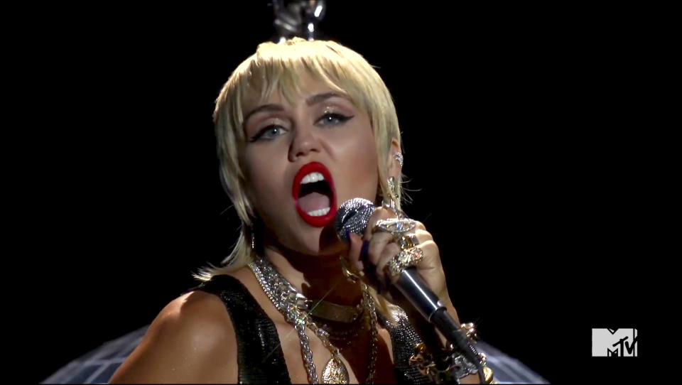 En esta imagen tomada de video y difundida el domingo 30 de agosto del 2020 por MTV, Miley Cyrus interpreta "Midnight Sky" durante la ceremonia de los Premios MTV a los Videos Musicales. (MTV vía AP)