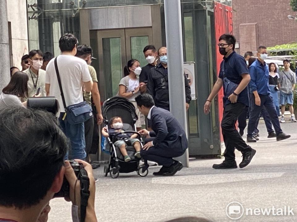台北市長蔣萬安走入會場時，看見一旁有可愛的嬰童，還忍不住走過去逗弄。   圖：周煊惠 / 攝