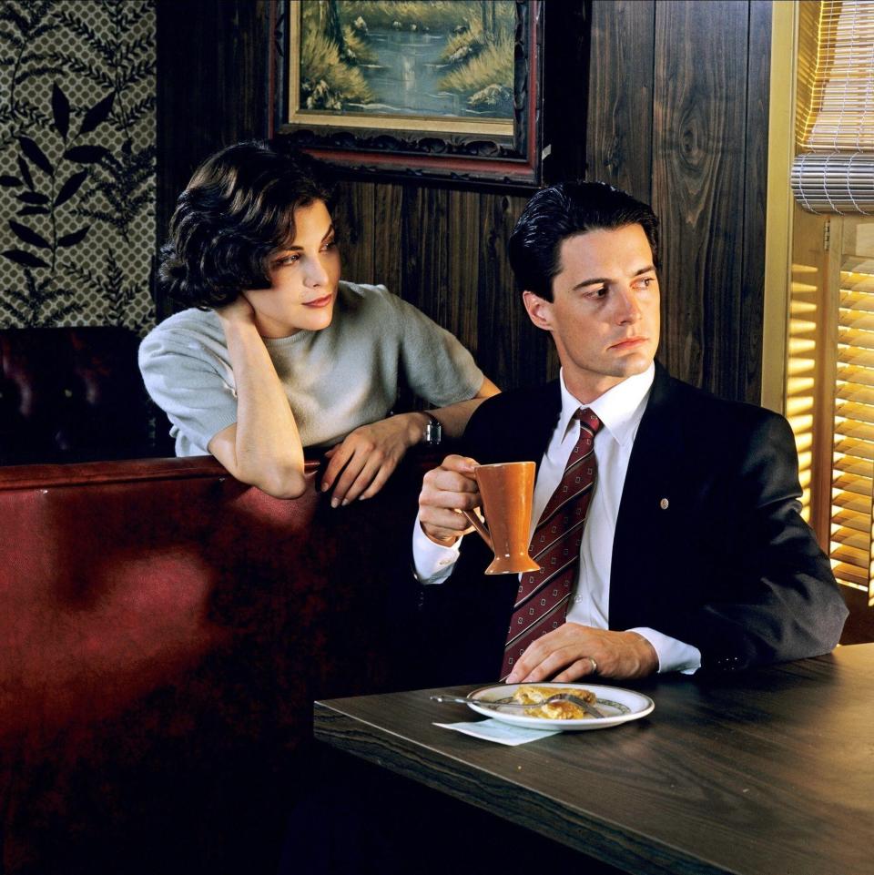 Sherilyn Fenn and Kyle MacLachlan in Twin Peaks