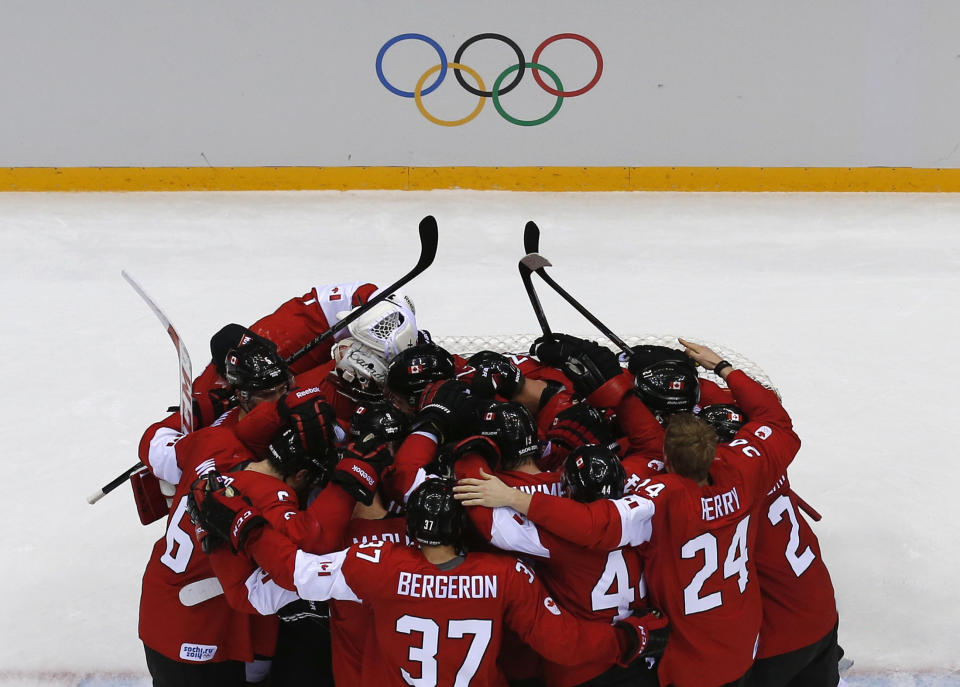 Canada's players huddle as they celebrate defeating Sweden in their men's ice hockey gold medal game at the Sochi 2014 Winter Olympic Games February 23, 2014. REUTERS/Mark Blinch (RUSSIA - Tags: SPORT ICE HOCKEY OLYMPICS TPX IMAGES OF THE DAY)