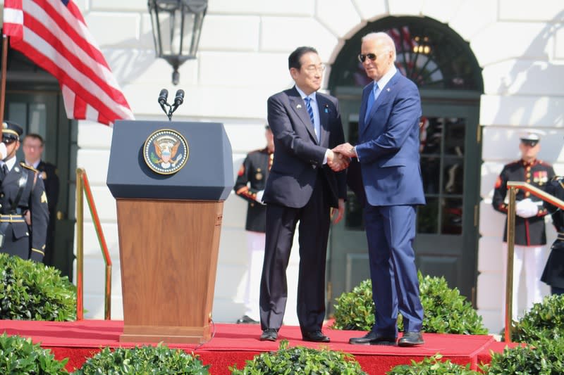 白宮歡迎日本首相國是訪問 美國總統拜登10日在白宮舉辦歡迎日本首相岸田文雄 儀式，兩人在台上握手。 中央社記者石秀娟華盛頓攝  113年4月10日 